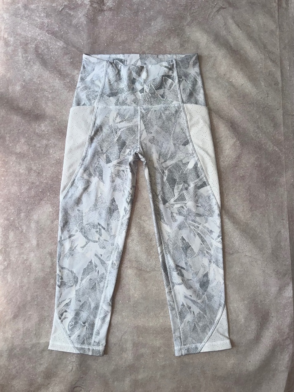 Lululemon Speed Up Tight Capri Legging Jasmine White Multi Luxtreme Size 4